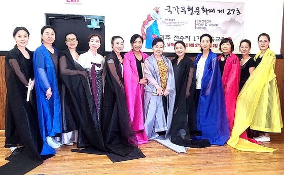 뉴저지주를 비롯한 미 전국의 국가무형문화재 제27호 승무 미주 전수자들은 한국의 유명 승무 명인 김묘선 선생(왼쪽에서 7번째)을 초대해 두 차례에 걸쳐 이매방류 승무와 살풀이 춤, 기본 입춤 등을 사사 받았다. [뉴저지 승무 전수자회]