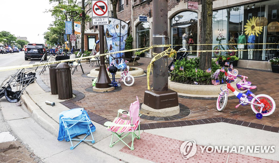 하이랜드파크 독립기념일 퍼레이드에서 총격사건 후 현장에 버려진 유모차와 의자, 자전거가 당시 상황을 설명하고 있다. [EPA=연합뉴스]