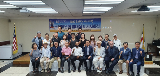 지난 7일 코리안 페스티벌 준비위원회 발족회 및 기자회견 뒤 단체사진을 찍고 있다. [박재우 기자]