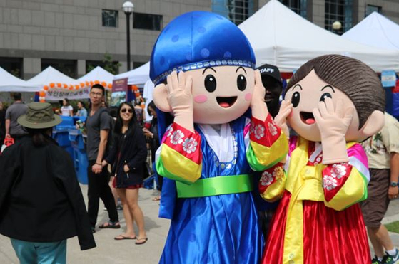 지난 2019년 한가위 대축제에서 한복을 입은 ‘한가위 한인 대축제’의 마스코트들이 방문자들로 붐빈 행사장을 돌아다니며 기념사진을 촬영하고 있다.