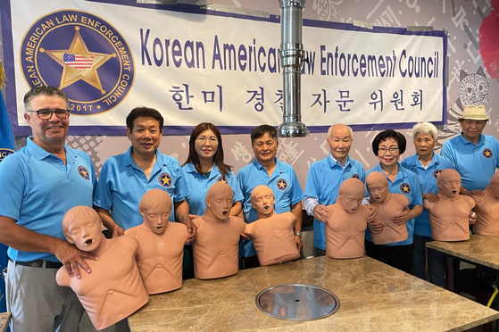 한미경찰자문위원회(회장 정영열)은 지난 12일 뉴저지 돌식당에서 심폐소생술(PCR) 전문가를 초청해 심폐소생술 교육을 실시했다. 이날 교육을 통해 참석한 자문위원들은 PCR 자격증을 취득했다. [한미경찰자문위원회] 