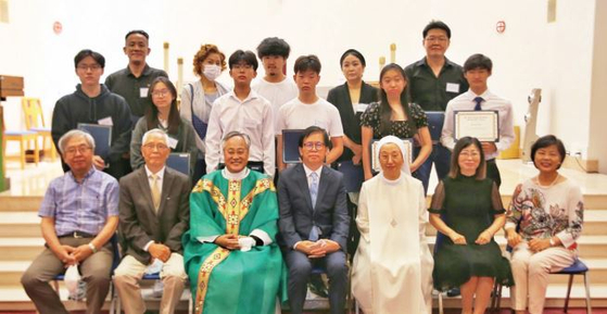 지난 10일 성 바오로 정하상 천주교회 교중미사 중 장학금 수여식이 진행됐다.  [사진 성 바오로 정하상 천주교회]