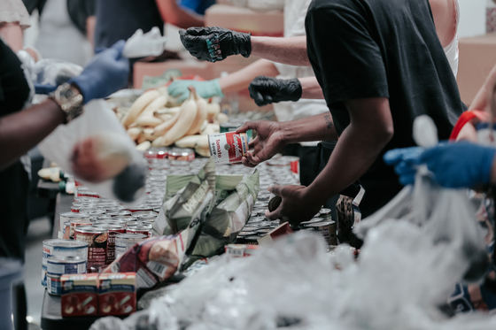 푸드뱅크에서 음식을 제공하고 있다 [출처 Unsplash]