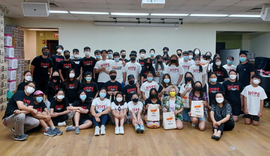 지난 16일 퀸즈YWCA가 주최한 ‘제2회 유스 사랑의 나눔 자원봉사 데이’에 한인 청소년 50여명이 참여했다. 참여 청소년들은 도움이 필요한 지역주민과 회원에게 제공하는 ‘사랑의 나눔 박스’를 준비하고 아시안 혐오범죄에 대응하기 위한 자기방어 트레이닝을 배우는 등의 시간을 보냈다. 다음 행사는 8월 2일 오전10시에 열린다. 문의 718-353-4553(ext.27 또는 30) [퀸즈YWCA]