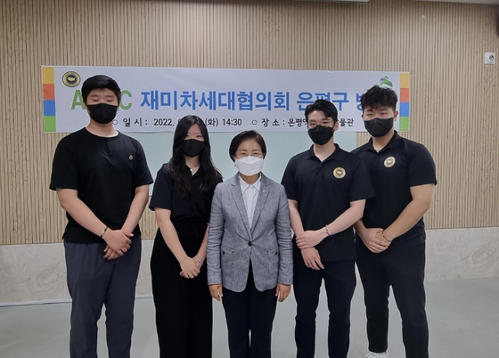 재미차세대협의회(AAYC)는 최근 한국 여행시 서울시 은평구청을 방문하는 시간을 가졌다. 협의회 소속 회원들은 미국 자치단체들의 한복의 날 제정 소식을 전하고 김미경 구청장(가운데)과 전통문화 계승과 보존에 대해 의견을 교환했다. [재미차세대협의회]
