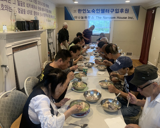 뉴욕시 플러싱에 있는 빅스타부동산(대표 숀 김)은 무더위가 시작되는 초복을 맞아 지난 15일 미주한인노숙인 비영리기관 더나눔하우스(대표 박성원목사) 관계자들을 위해 20여명 분의 삼계탕을 제공했다. [더나눔하우스]
