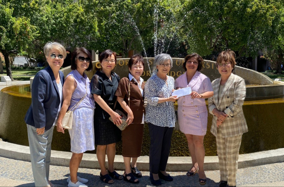 경운회 임원들이 지난 14일 CSUN 학생처 담당자에게 장학금 6000달러를 전달하고 있다. 왼쪽부터 박나현 뉴스팀, 장계원·고계열 회계, 고영이 부회장, 신경자회장, 마사 로페즈CSUN 학생처 담당자, 모니카 류 사회복지부. [경운회 제공]
