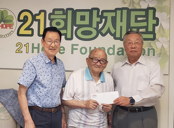 21희망재단(이사장 변종덕)이 26일 재단 사무실에서 한미충효회 임형빈 회장(가운데)에게 1000달러의 지원금을 전달했다. 한미충효회는 팬데믹 이후 경로잔치, 효행상 시상식 등 행사를 개최하지 못하고 있고 재정난을 겪어 왔다. 21희망재단 김준택 재정위원장(오른쪽)이 임 회장에게 지원금을 전하고 있다. 왼쪽은 21희망재단 김승 이사.  [21희망재단]