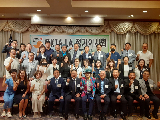  LA 세계 한인무역협회(옥타 LA·최영석 회장) 임원 및 이사들이 27일 옥스포드 팔레스 호텔에서 열린 제2차 정기이사회를 마치고 화합을 다짐하고 있다. [옥타LA 제공]
