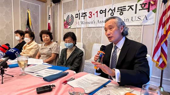  1일 열린 미주 3·1 여성 동지회 소송 관련 기자회견에서 이원기 변호사(오른쪽)가 재판 내용을 설명하고 있다. 김상진 기자