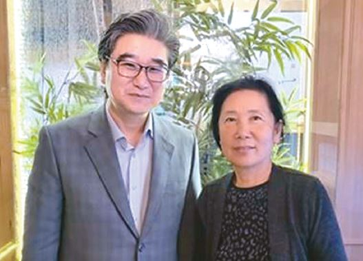 상승만 소장(왼쪽)과 백인숙 씨가 기념촬영을 하고 있다. [앵커리지한국출장조 홈페이지]