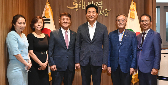 노상일 OC한인상공회의소 회장(오른쪽부터), 황병구 미주총연 회장이 오세훈 서울 시장, 미주총연 관계자 등과 함께 자리했다. ［상의 제공］