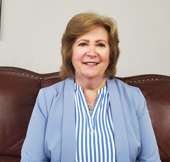 아라파호 카운티 재무관직에 공화당 후보로 출마하는 마샤 버진스가 중앙일보(덴버) 사무실을 찾았다. 