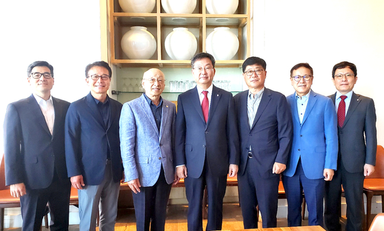 한국의 명문사학 고려대 정진택 총장이 한미과학기술학술대회(US-Korea Conference) 참석차 뉴욕을 방문해 동퐇사회에 인사를 전했다. 정 총장은 16일 포트리 가연식당에서 주요 동문들과 함께 기자회견을 열고 고려대가 추진하고 있는 〈〉글로벌 인재양성(동포 유학생 적극 유치) 〈〉세계화 가속(2021 QS세계 대학평가 74위/3년 연속 아시아 사립대 1위) 〈〉다양성위원회 탄소중립 등을 통한 국가 사회적 가치 실현 〈〉삼성현대SK 등 한국 기업들과의 산학협력 강화 〈〉뉴욕 등 해외동문들과의 네트워크 강화 등 다양한 분야에 대한 비전을 밝혔다. [박종원 기자] 