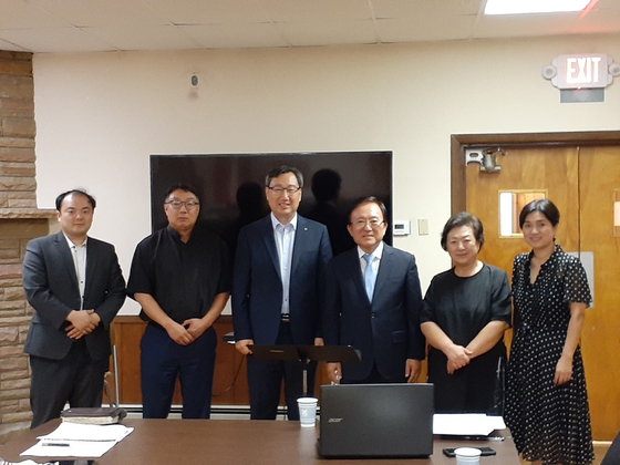 예수교미주성결교회 동부지방회는 21일 뉴저지 가야가든에서 제20회 정기지방회를 열고 신임회장에 오명석 목사(샘솟는교회.왼쪽 세 번째) 등 주요 임원을 선출했다. 또 참석자들은 미자립 5개 교회 및 미 육군 교단군목 후원금으로 총 3000달러를 전달했다. [예수교미주성결교회 동부지방회]
