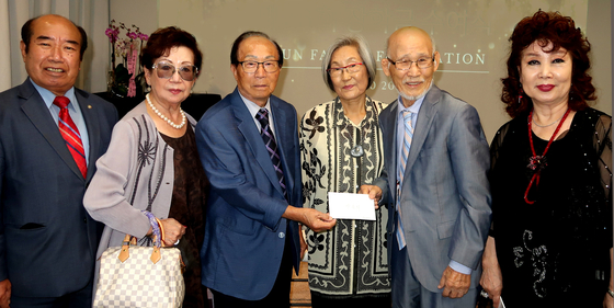  전패밀리장학회 전명국 회장(오른쪽 두 번째)은 지난 20일 플러싱 갈라 아트센터에서 뉴욕상춘회 홍명희 회장(왼쪽 세 번째)에게 후원금으로 1000달러를 전달했다. 홍 회장은 전패밀리장학회가 매년 상춘회에 후원금을 지원하고 있는 데 대해 깊은 감사의 뜻을 밝혔다. [뉴욕상춘회]