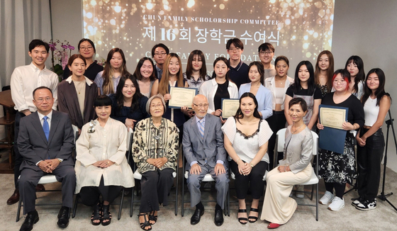 전패밀리장학회는 지난 20일 갈라 갤러리 아트센터에서 제16회 전패밀리장학금 수여식을 열었다. 미래 꿈나무 19명이 장학금을 받은 이날 행사는 전명국 회장과 중앙대동문회 최원철 회장, 가족 친지 등 50여 명이 참석해 축사 소견 발표와 각종 공연 이벤트 등으로 진행됐다. [전패밀리장학회] 