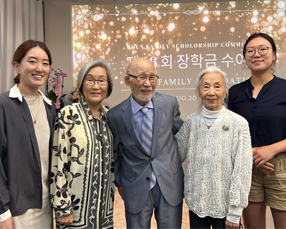 전패밀리 재단 제16회 장학금 수여식 참석자들. 왼쪽부터 수상자 케이티 육, 전패밀리 재단 전명국 회장 내외, 알재단 이숙녀 회장, 수상자 이지영씨  [사진 알재단] 