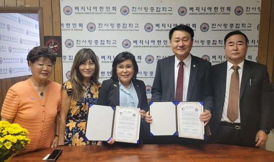 케빈 이 OC북부한인회장(오른쪽 2번째부터)이 은영재 버지니아한인회장과 함께 서명을 마친 상호업무협약서를 들어 보이고 있다. ［OC북부한인회 제공］