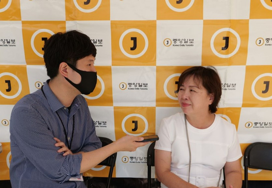 토론토 중앙일보 기자와 인터뷰를 하고 있는 채현주 KCBA 회장