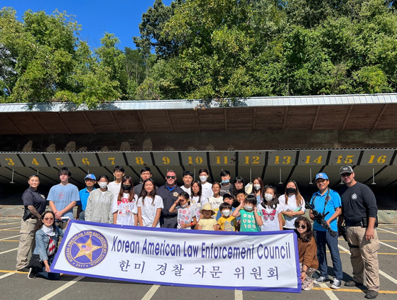 한미경찰자문위원회(회장 정영열)은 지난달 31일 30여 명의 청소년들이 참가하는 버겐카운티 사법기관 견학프로그램을 실시했다. 참가자들은 버겐카운티 경찰학교, 소방학교, EMS 학교, 교도소 등을 방문했다. [한미경찰자문위원회] 