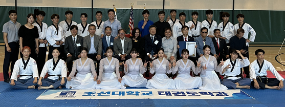 지난 4일 캘스테이트 풀러턴 체육관에서 열린 '도산 태권도의 날' 행사 직후, 주최 측 인사와 조선대학교 태권도 시범단 관계자 등이 한자리에 모였다. ［풀러턴 시 제공］