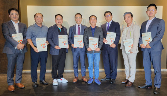 노상일 OC한인상의 회장(왼쪽 4번째부터), 최영석 옥타LA 회장을 비롯한 두 단체 회장단이 내년 열릴 OC세계한상대회 홍보물을 들어 보이고 있다. [상의 제공] 