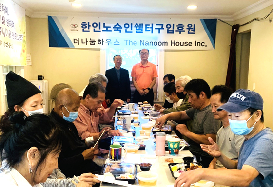 배재고등학교 동창회 유규현 회장 등은 지난 2일 미주 한인노숙인 비영리전문기관 더나눔하우스(대표 박성원 목사)에서 식사를 대접하는 행사를 가졌다. 유 회장 등은 이날 더바삭 식당에서 주문한 돈가스 21명분을 참석자들에게 제공했다. 가운데 서 있는 두 명 중 오른쪽이 유규현 회장, 왼쪽은 박성원 목사. [더나눔하우스]