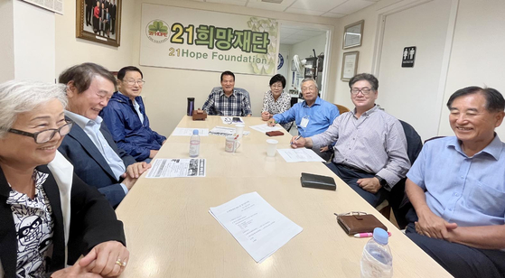 21희망재단(이사장 변종덕·가운데)이 6일 재단 사무실에서 2022년 하반기 정기 이사회 모임을 열었다. 이날 이사진들은 총 15명의 제4회 장학생 선발에 대해 논의했다. [21희망재단]