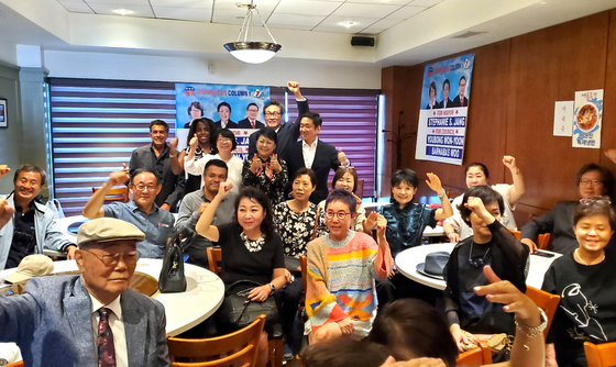 오는 11월 본선거에 뉴저지주 팰리세이즈파크 시장선거에 출마한 스테파니 장 시장후보(이하 공화당)와 러닝메이트인 우윤구 원유봉 시의원 후보는 8일 교육위원 후보들과 함께 대명관에서 기자회견을 열고 〈〉주민 안전을 위한 CCTV 설치 〈〉주차조례 개정〈〉행정관 직위 폐지 〈〉교육수준 제고 〈〉열린 타운정부 추진 등 주요 선거공약을 발표했다. [박종원 기자]
