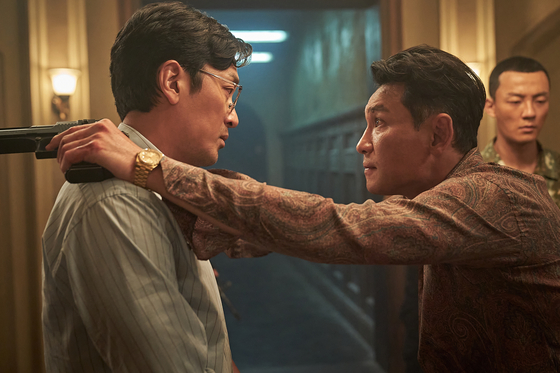 넷플릭스의 6부작 범죄 스릴러 ‘수리남’(Narcos Saint)은 넷플릭스 오리지널의 대표작 중 하나인 ‘나르코스’를 연상시키는 또 하나의 넷플릭스 오리지널 한국 드라마다. [Netflix]  