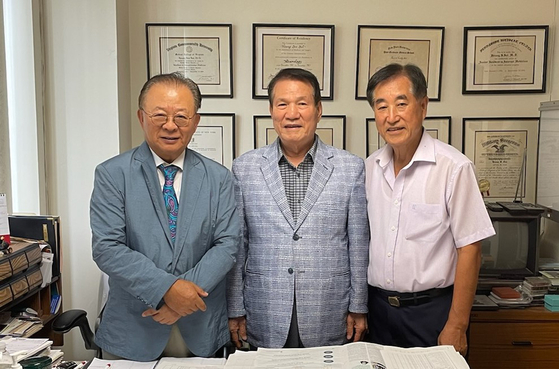 설홍수 신경외과 전문의(왼쪽)는 13일 메디칼 오피스에서 어려운 이웃을 돕는데 써달라며 21희망재단(이사장 변종덕·가운데)에 후원금 2000달러를 전달했다. 오른쪽은 김용선 장학위원장. [21희망재단]
