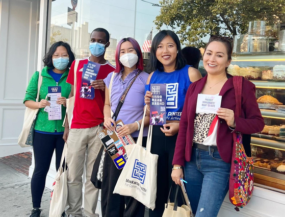 민권센터가 지난 16일 베이사이드 거리에서 뉴욕시민참여테이블(NYCET), 뉴욕가정상담소(KAFSC)와 함께 뉴욕시 이민자 투표권 지지 서명운동을 벌였다. 이 행사에서 많은 시민들이 ‘아워시티 아워보트’를 지키기 위해 싸울 것을 약속하는 서명을 했다. [민권센터]