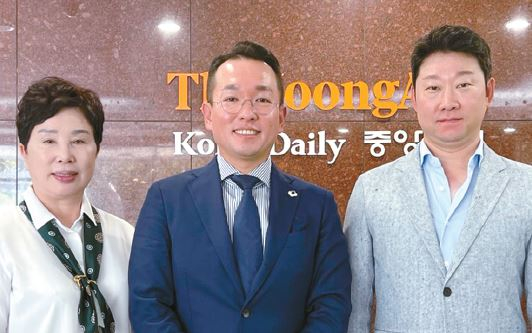 왼쪽부터 국성학원 손인숙 교장, 최정욱 이사장, 김태훈 이사. 