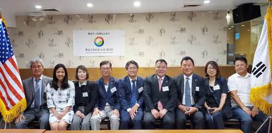 제23기 통일부 국립통일교육원 뉴욕협의회(회장 이영태·오른쪽 네 번째)가 지난 8일 플러싱 함지박 식당에서 신혜성 주미대사관 통일관(가운데)이 참여한 가운데 통일강연회를 열었다. 이어 테레사 백 교육위원(왼쪽 두 번째)과 김정우 교육위원(오른쪽)에게 위촉장을 전수했다.  [통일부 국립통일교육원 뉴욕협의회] 