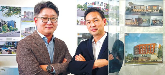 빼어난 디자인 실력뿐 아니라 투자개발로도 성공을 거두면서 LA 건축업계 다크호스로 떠오른 ‘앤드모어 파트너스’ 강혜기(오른쪼) 소장과 션 모 소장이 앤드모어 사무실에서 포즈를 취하고 있다. 김상진 기자
