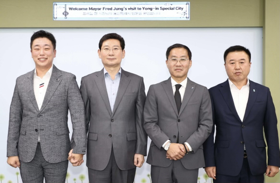 프레드 정 풀러턴 시장(오른쪽 2번째부터)이 이상일 용인시장과 만나 경제, 문화 교류 방안을 논의했다. 왼쪽 끝은 정 시장을 수행한 제임스 고 보좌관. [풀러턴 시 제공]