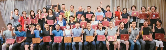 지난 11일 LA한인타운내 옥스포드 팔레스 호텔에서 열린 미국통합의학연구원(AIMI) 세미나에서 침도 전문가로 인증받은 한의사들이 기념촬영을 하고 있다. [AIMI 제공]