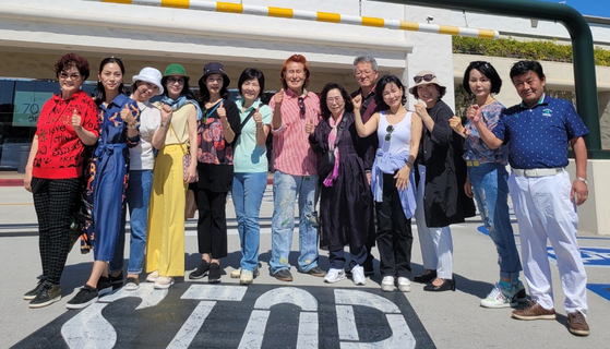 아리랑축제에서 궁중 한복과 이춘섭 한복 명인이 제작한 옷을 선보일 한복 패션쇼 관계자들이 한국에서 왔다. 국제모델총연합회 김종훈 회장, 이춘섭 명인, 헤어 디자이너를 맡은 이순덕 교수, 김성은 모델 단장 외 10명의 모델은 지난 27일 LA국제공항을 통해 입국했다. 28일 김종훈 회장(가운데)을 비롯한 관계자들이 멋진 공연을 보여주겠다며 결의를 다지고 있다.  [재단 제공]