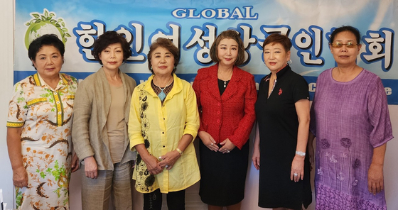 글로벌 한인여성 상공인협회(GKWCC.회장 권명주.오른쪽 세 번째)는 최근 LA한인타운에서 임원회를 열고 연례 동포 세미나 진행에 대해 논의했다. GKWCC는 팬데믹이 종료되고 있는 만큼 앞으로 한인사회에서 필요한 행사에 적극적으로 참여하고 지원하기로 결정했다. 사진은 행사 후 임원들이 함께한 모습. [GKWCC 제공]