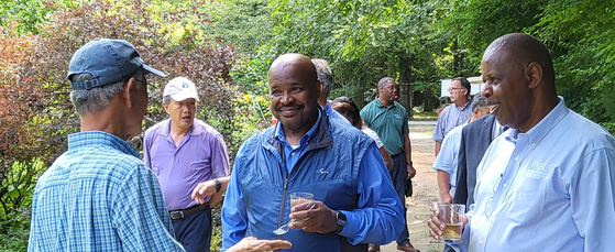 농장협회 농지를 찾은 NRCS 관계자들. 