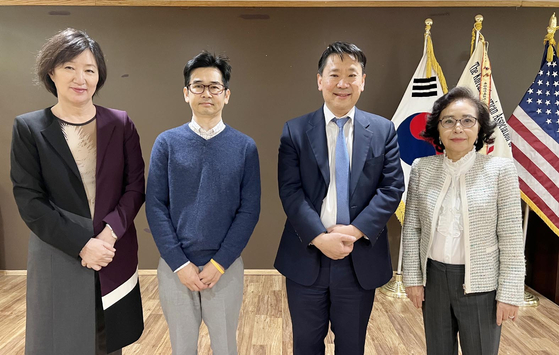 서울메디칼그룹(SMG) 안성철 브랜치 매니저(왼쪽 두 번째)가 지난 23일 뉴욕한인회를 방문해 찰스 윤 뉴욕한인회장(오른쪽 두 번째) 및 한인회 임원진을 만났다. 이날 안 매니저는 한인 시니어에게 편리하게 의료서비스를 이용하도록 도움을 제공하는 SMG에 대해 소개했고, 양측은 향후 협력방안을 논의했다. [뉴욕한인회] 