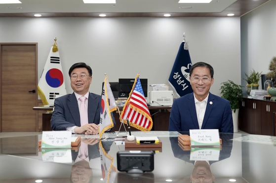 프레드 정 풀러턴 시장(오른쪽)이 신상진 성남 시장과 대화하고 있다. ［제임스 고 보좌관 제공］