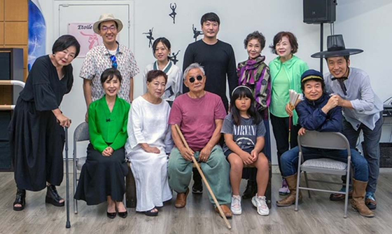  퓨전 심청 출연 배우들이 풀러턴의 아리랑 노래교실에서 연습을 마친 후 한자리에 모였다. 맨 뒷줄 오른쪽에서 2번째가 손영혜 극단 어울림 대표. [극단 어울림 제공]