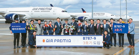 지난 9일 도입 완료된 3호기를 비롯해 1, 2호기를 배경으로 에어프레미아 관계자들이 함께 자리했다. [에어프레미아 제공]