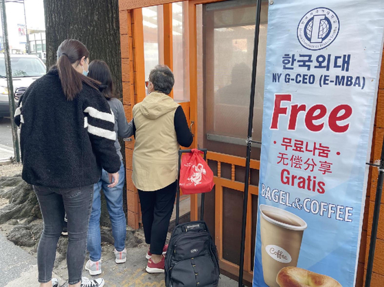 한국외대 G-CEO 뉴욕총원우회(회장 이현탁)가 10일 플러싱 산수갑산1 야외식당과 노던블러바드.파슨블러바드 코너 쉘주유소 주차장, 두 곳에서 10월 아침 무료급식 행사를 열었다. 이날 행사에서는 9기 원우인 김영환 뉴욕한인회 이사장이 후원한 컵밥 300인분과 커피가 제공됐다. 총원우회는 오는 17일 합동운영회를 열 예정이다. [한국외대 G-CEO 뉴욕총원우회]