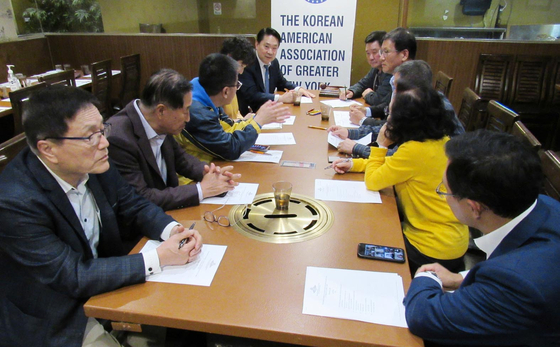 뉴욕한인회(회장 찰스 윤)가 11일 플러싱 함지박 식당에서 제37대 정기 이사회를 개최해 주요 안건에 대해 논의했다. 이날 이사회에서는 지난 활동 및 회관 현황 보고, 향후 사업계획 등이 논의됐다. [뉴욕한인회]