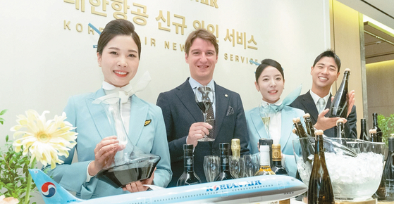 마크 알머트(왼쪽에서 두 번째) 소믈리에와 대한항공 객실 승무원들이 새로 선정된 와인을 소개하고 있다. 와인 선정을 맡은 마크 알머트는 독일 쾰른 출신의 젊은 소믈리에로, 와인에 관해서는 명실공한 세계 최고의 실력자다. 2019년 당시 27세의 나이로 국제 소믈리에 협회가 주관하는 세계 베스트 소믈리에 대회에서 최연소 챔피언으로 등극했다. 현재 스위스 취리히 소재 특급 호텔 보르 오 락 수석 소믈리에를 맡고 있다.[대한항공 제공]