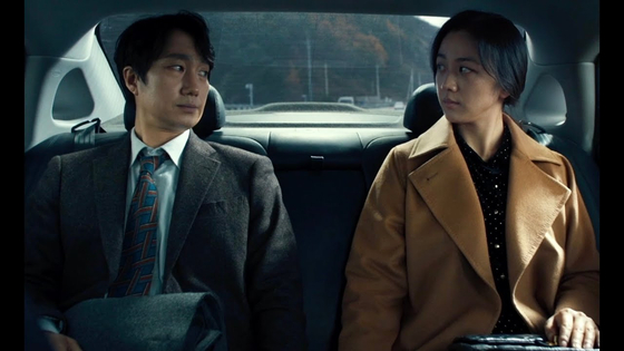 ‘헤어질 결심’은 박찬욱 감독이 정훈희의 1967년 히트송 ‘안개’를 듣고 영감을 얻어 만든 작품이다. 영화에는 정훈희/송창식의 듀엣 버전이 반복적으로 흐른다. [MUBI] 