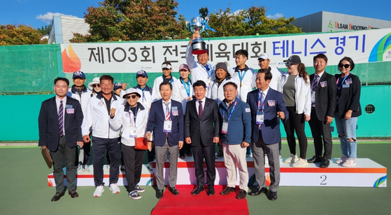 한인 테니스 선수단과 재미대한 테니스협회 임원들이 제103회 전국체육대회 테니스 경기 수상 기념 촬영을 하고 있다. [재미대한 테니스협회 제공] 